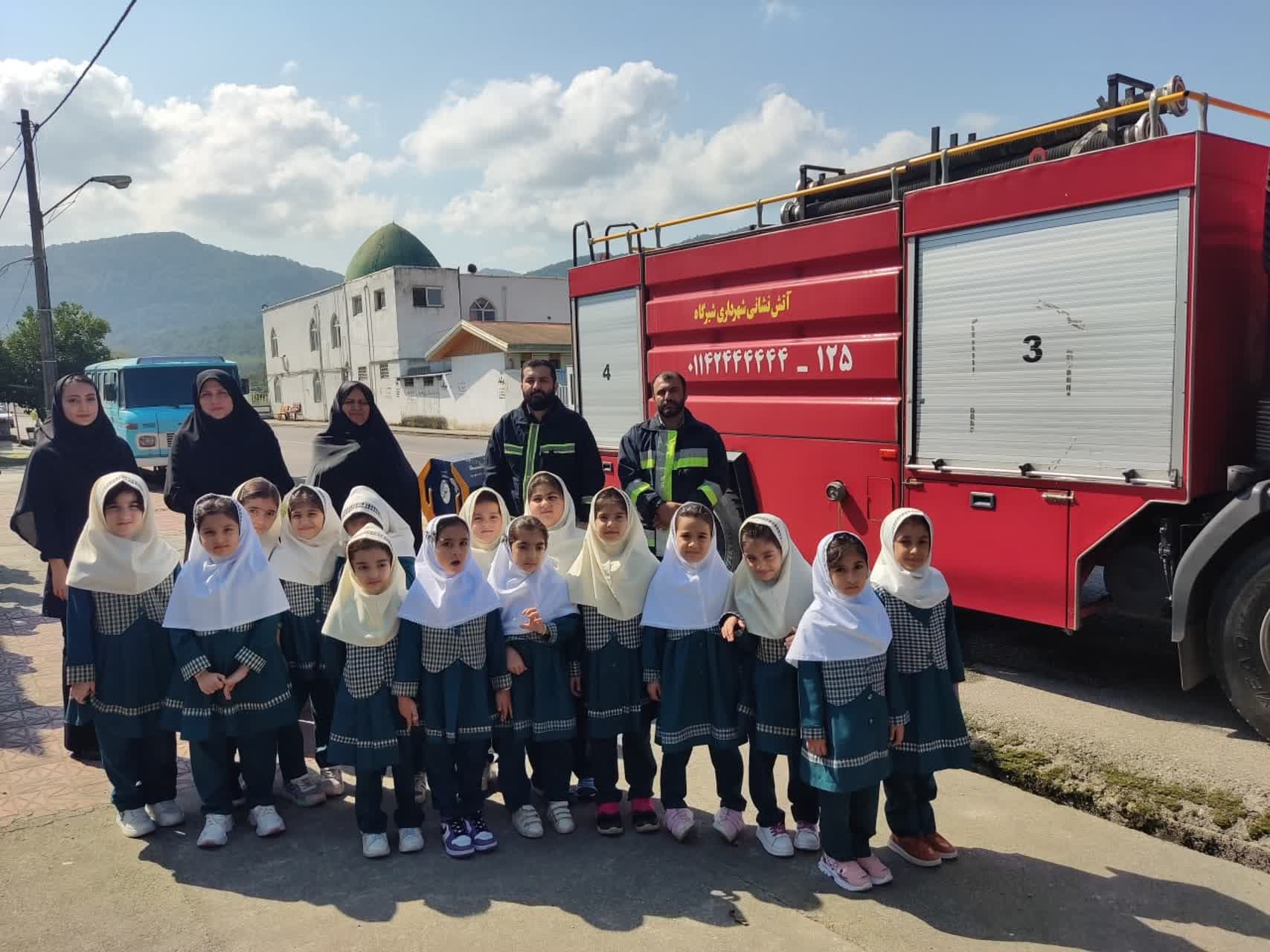 روز آتش نشان و دعوت از آتش نشان و بازدید دانش آموزان